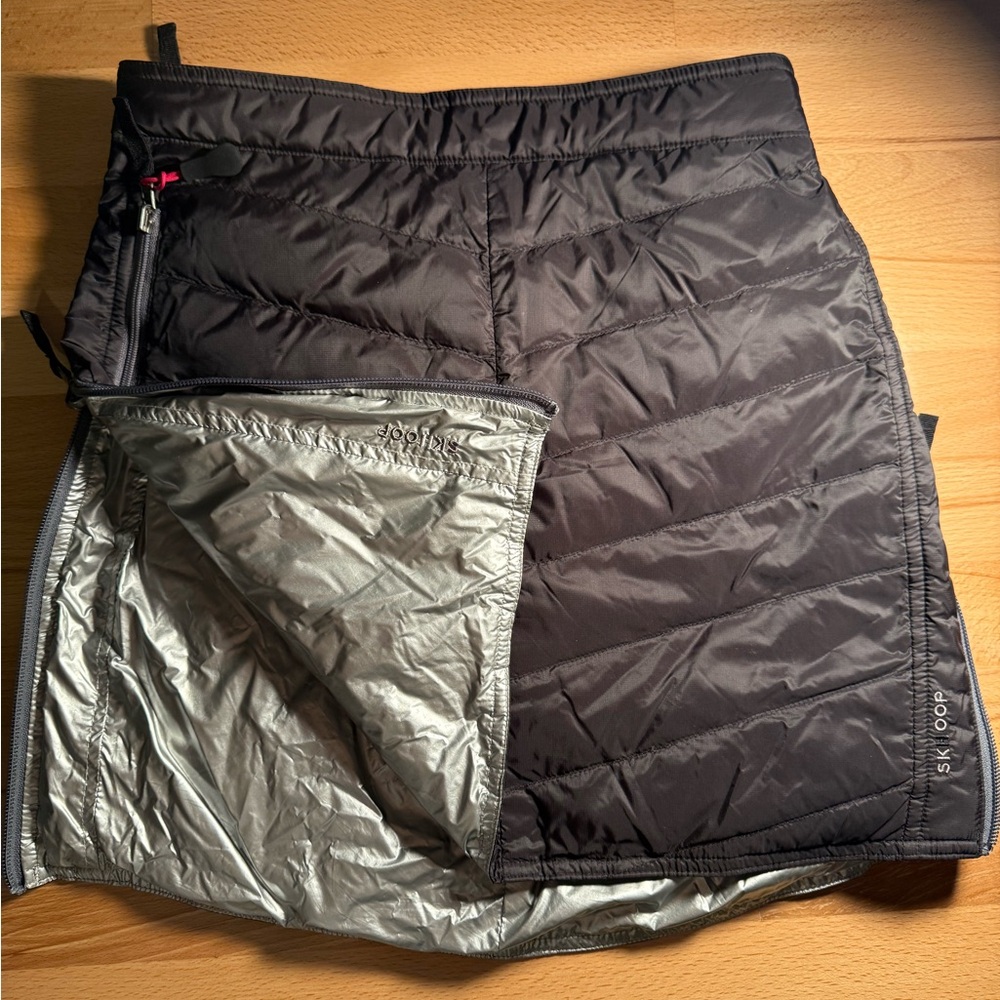 Skhoop skirt, down insulation, mini and reversible. Size small.